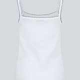 Fitted top in cotton. MaisyMD top has thin straps and scalloped edges in a contrasting color. The top is white with black edges.