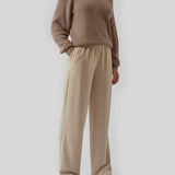 Pants in a simple design with wide legs. Perry pants have pockets at side seam and an elasticated waistline for a comfortable fit. The model is 173 cm and wears a size 