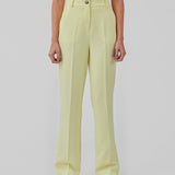 Gale pants i gul har et klassisk design. Buksen har lige, vide ben med pressefolder som skaber et elegant udtryk. Indersøm (S/36): 83 cm Bukserne forlænges med 0,5 cm for hver størrelse.