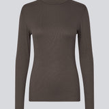 Long sleeved t-shirt with a high neck. Krown LS t-neck is in a ribbed quality and has a tight fit. The t-neck is in a nice EcoVero viscose quality.