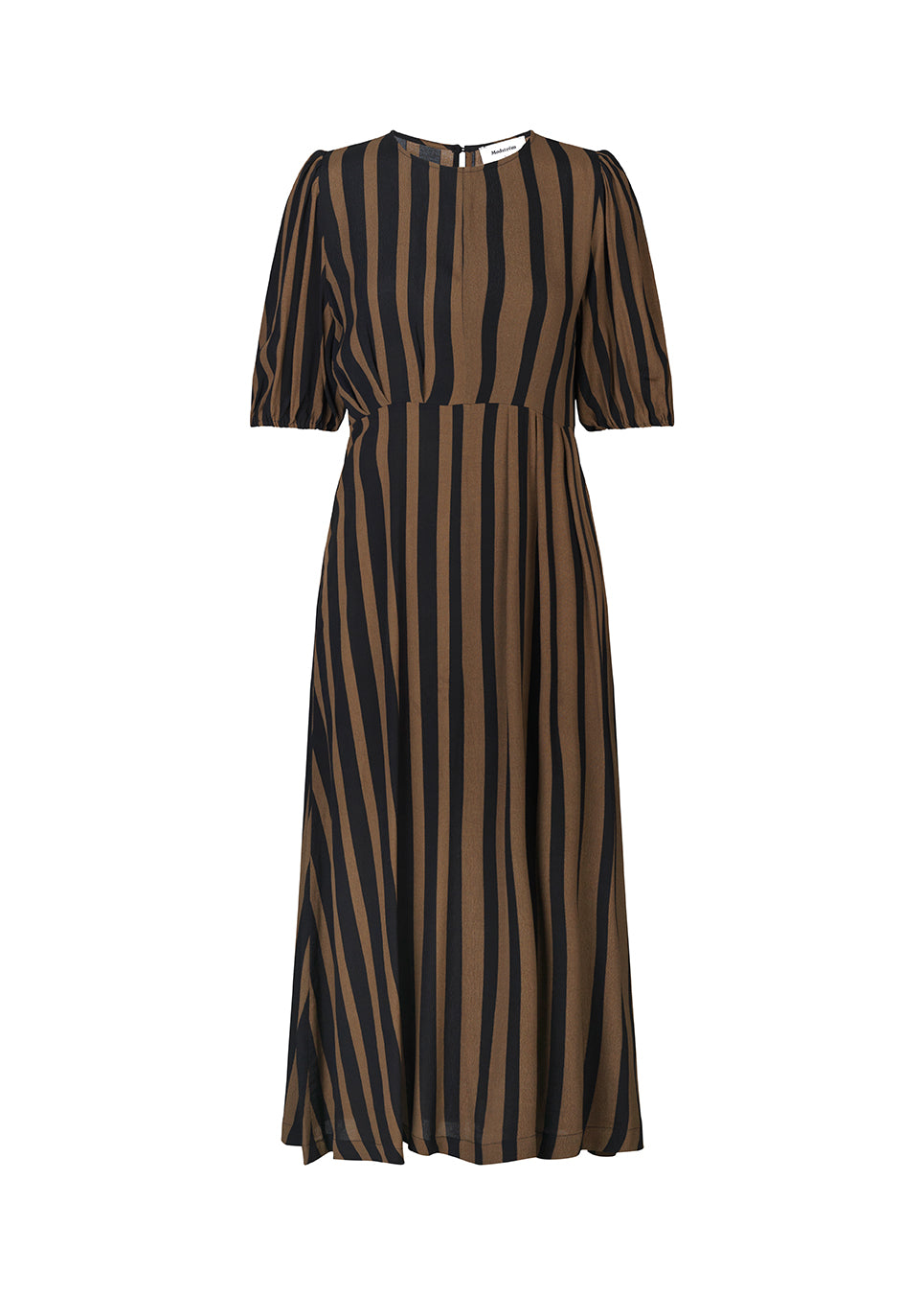 Kjole i mere ansvarlig kvalitet. AliciaMD print dress har rund hals med knap i nakken og korte pufærmer. Underdelen er voluminøs med høj skæring i taljen.