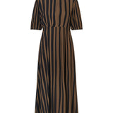 Kjole i mere ansvarlig kvalitet. AliciaMD print dress har rund hals med knap i nakken og korte pufærmer. Underdelen er voluminøs med høj skæring i taljen.