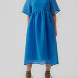 Payton dress in the color Palace Blue is a pretty, oversized dress with short, voluminous sleeves. The open back makes it easy to style for casual or more formal use. The model is 173 cm and wears a size S/36