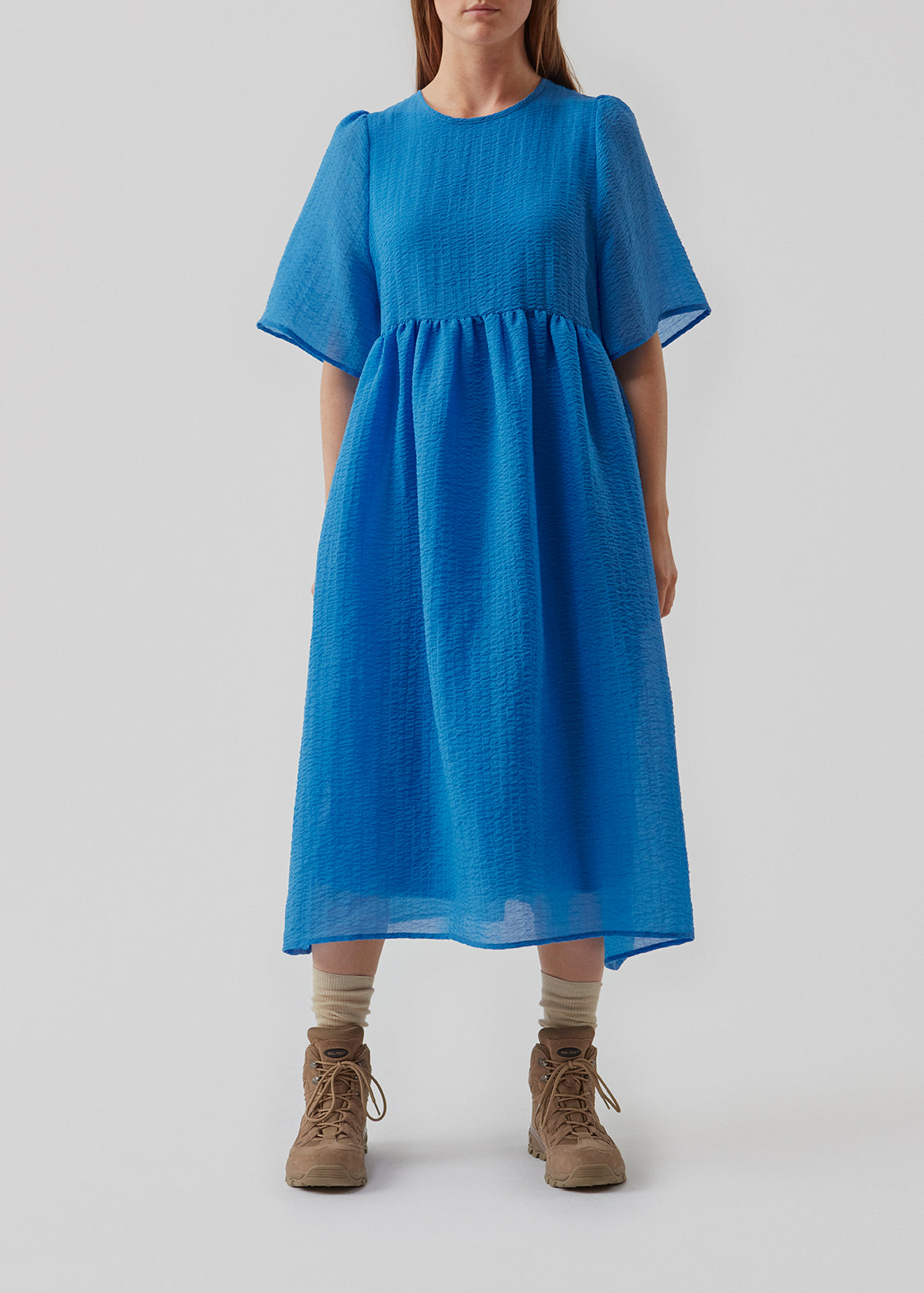 Payton dress in the color Palace Blue is a pretty, oversized dress with short, voluminous sleeves. The open back makes it easy to style for casual or more formal use. The model is 173 cm and wears a size S/36