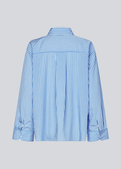 Oversize shirt with loose sleeves. KadirMD stripe shirt has a shirt collar and a cuff with button closure.