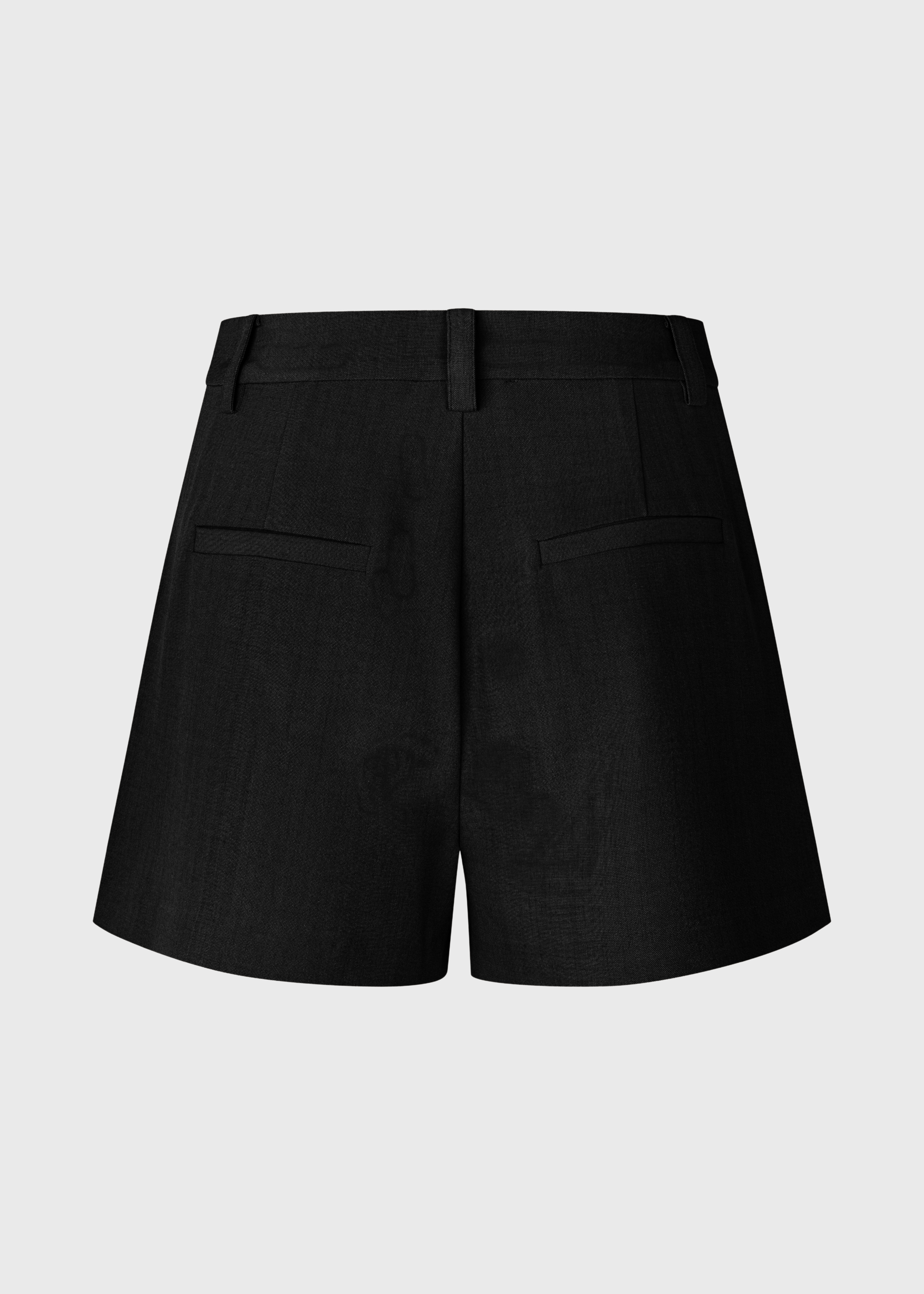 The AlayaMD Shorts feature classic details such as belt loops and a button-and-zip fly closure. A stylish and modern choice that combines classic design with summer-ready comfort.