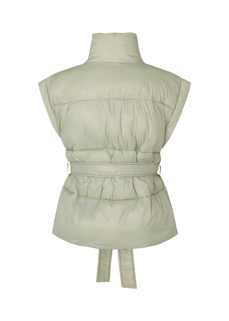 Kort, vatteret vest med fyld af 100% genanvendt polyester. Oma vest er en nylonvest med høj hals, lynlås og lommer. De brede skuldre og taljebæltet giver form til silhuetten.