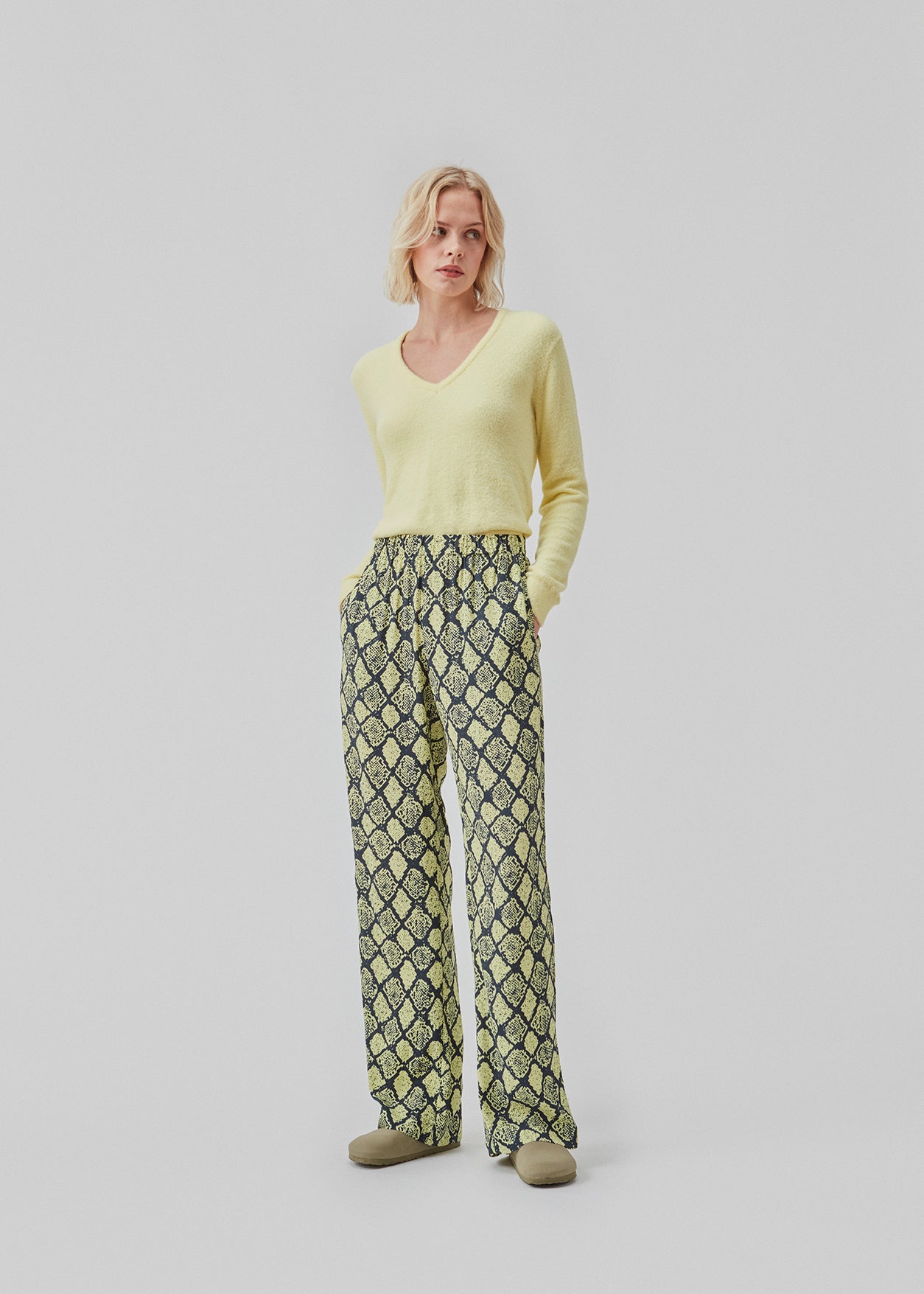 Fin gul strik med v-udskæring i halsen og lange ærmer. CammyMD v-neck er en pullover med et mere tætsiddende fit.  Materiale: 100% Polyamid