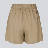 Shorts i farven Dune med afslappet fit, brede ben og beklædt elastiktalje. DarrelMD shorts er fremstillet i et hørmateriale. Modellen er 177 cm og har en størrelse S/36 på.