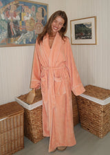 Peachy oversized bathrobe. Josefinemd bathrobe is made from 100% organic cotton. It features large pockets, a belt, and contrast trims for an elegant touch. Finished with a subtle logo on the back – ideal for cozy mornings. Josefine Vogt (165 cm) and the model (177 cm) are both wearing size Small.