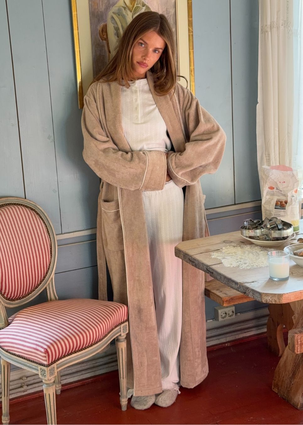 Beige oversized bathrobe. Josefinemd bathrobe is made from 100% organic cotton. It features large pockets, a belt, and contrast trims for an elegant touch. Finished with a subtle logo on the back – ideal for cozy mornings.&nbsp; Josefine Vogt (165 cm) and the model (177 cm) are both wearing size Small.