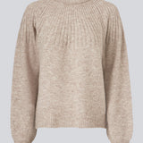 Perfekt strik med mønster ved brystet og ribkant ved både ærmer, hals og bund. Truce O-Neck i farven Beige er en must-have i basis garderoben.