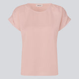 Rosa t-shirt with a loose fit in satin. MylaMD SS top has a round neck and gatherings at the sleeves.