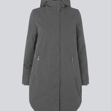 A warm water-repellent winter coat in grey with a high collar and hood. Keller coat has a hidden button and zipper closure at the front, along with zipped pockets. The coat has a relaxed silhouette with an adjustable elastic at the waist. The filling is a sustainable polyester padding with an extra high insulation ability.