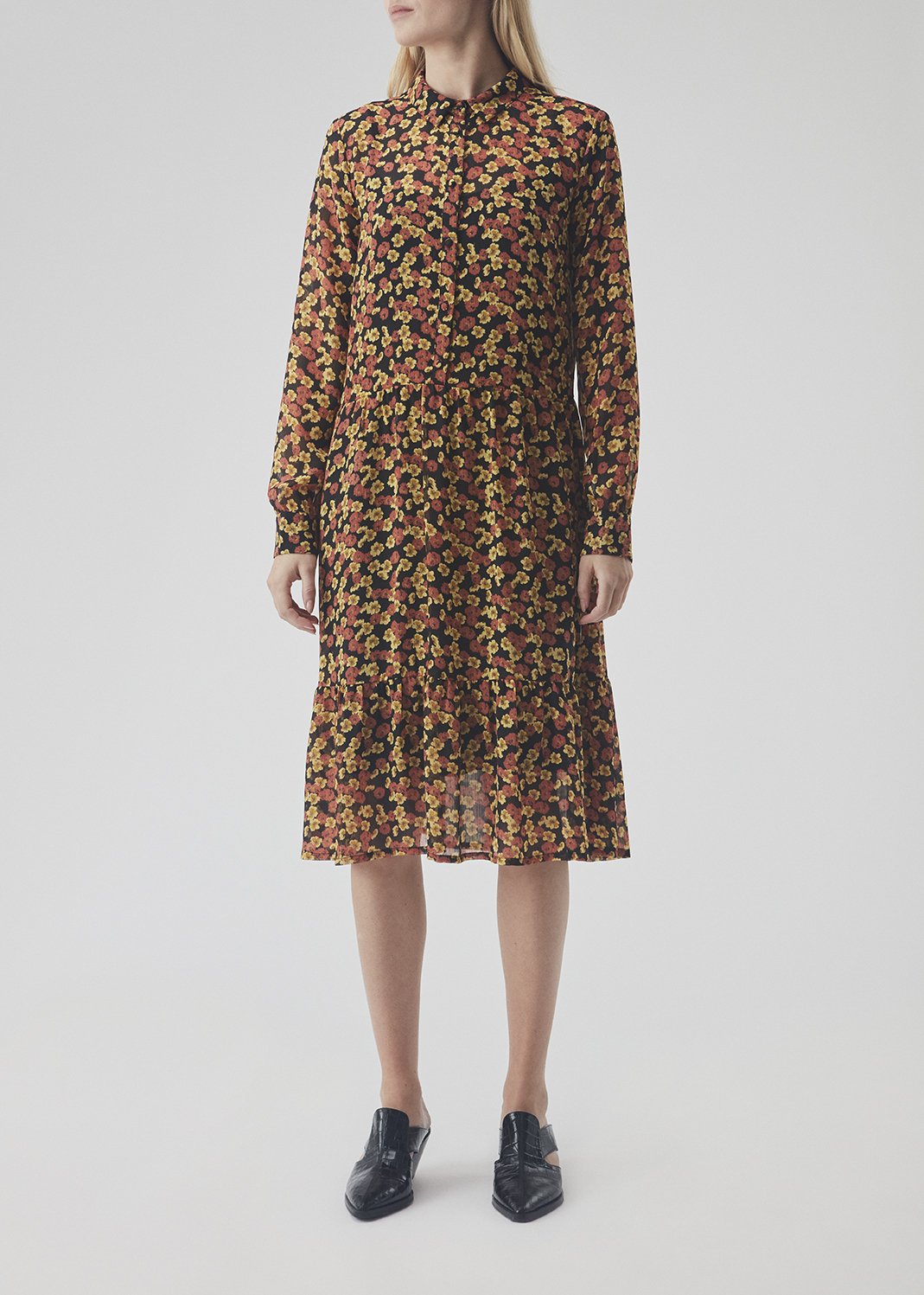 Feminin kjole i blomster print. Annabelle print dress har midi længde og lange ærmer. Kjolen har knaplukning fortil og en lille krave. Pasformen er løs, som gør den oplagt at bruge til foråret.