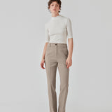 Gale straight pants i farven Satelite er en herreinspireret buks med lige, smalle ben. Buksens design holdes klassisk med pressefolder og en mellemhøj talje. Modellen er 173 cm og har en størrelse S/36 på Indersøm (S/36): 82 cm Bukserne forlænges med 0,5 cm for hver størrelse.  Køb matchende blazer: Gale blazer, i samme farve for at fuldende looket.