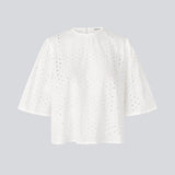 Top med korte ærmer i broderie anglaise. MisoMD top har en løs pasform og en slids med knappelukning i ryggen. 