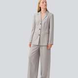 Klassisk blazer med et elegant design. MeridaMD blazer har en reverskrave, knaplukning fortil og to lommer fortil.