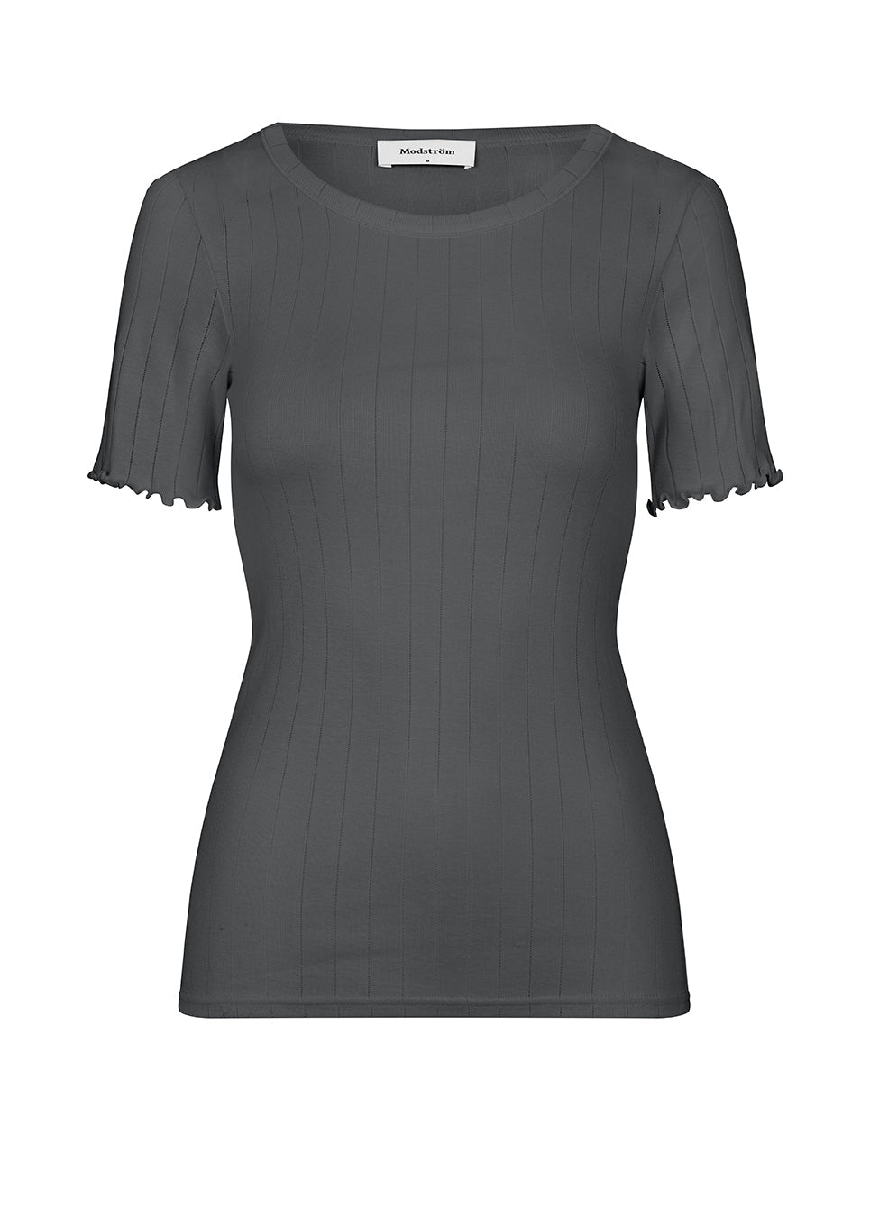 Tight fitted t-shirt in grey with feminine lettuce hem at the sleeves. Issy t-shirt comes in a soft drop needle jersey. The model is 174 cm and wears a size S/36