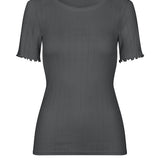 Tight fitted t-shirt in grey with feminine lettuce hem at the sleeves. Issy t-shirt comes in a soft drop needle jersey. The model is 174 cm and wears a size S/36