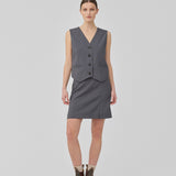 Tailored vest in grey in woven quality with a v-neckline, buttons in front and fake paspel pockets. GaleMD 2 vest is fully lined. The model is 175 cm and wears a size S/36.