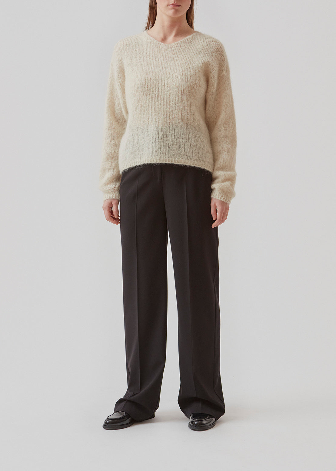 Easy knitted jumper in a soft mohair quality. BertyMD v-neck has a v-neckline and long sleeves with dropped shoulders. The shirt is slightly see-through.