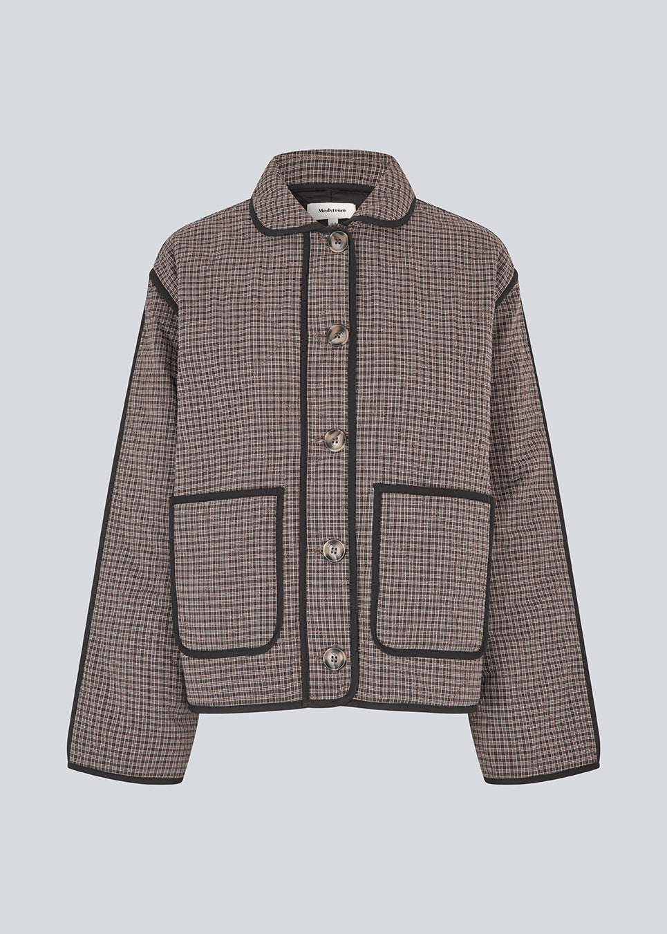 Quiltet jakke med en løs pasform. Ominemd jacket har en skjortekrave, knappelukning og to forlommer.&nbsp;