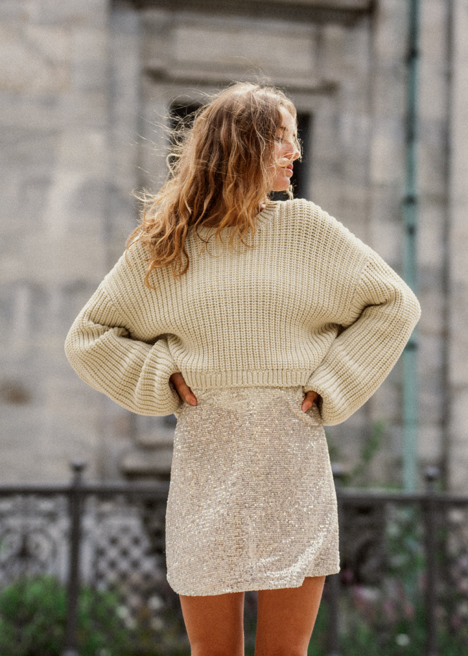 Chunky knit in a cotton blend with a wide, round neck and a slightly cropped length. FlakaMD o-neck has a relaxed silhouette with extra long balloon sleeves. The model is 175 cm and wears a size S/36.