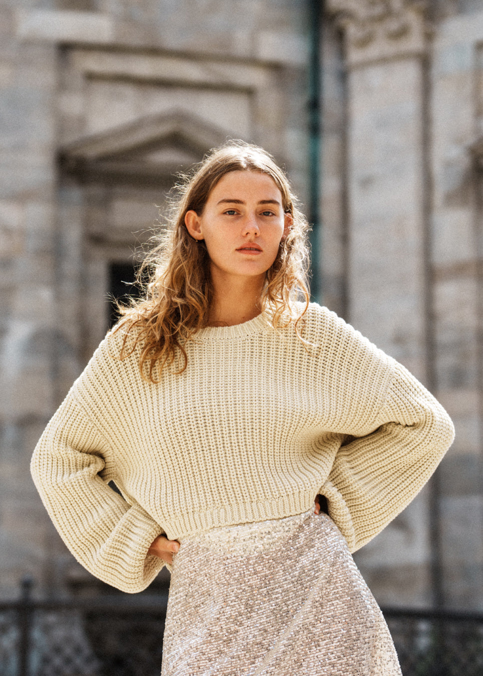 Chunky knit in a cotton blend with a wide, round neck and a slightly cropped length. FlakaMD o-neck has a relaxed silhouette with extra long balloon sleeves. The model is 175 cm and wears a size S/36.