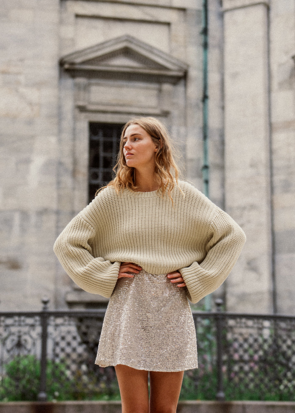 Chunky knit in a cotton blend with a wide, round neck and a slightly cropped length. FlakaMD o-neck has a relaxed silhouette with extra long balloon sleeves. The model is 175 cm and wears a size S/36.