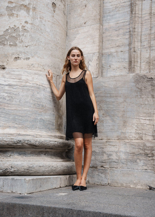 Short dress with a straight silhouette and wide straps. FazilMD dress has a see-through overlay with shiny pearls and a slip dress with a v-neckline. The model is 175 cm and wears a size S/36.