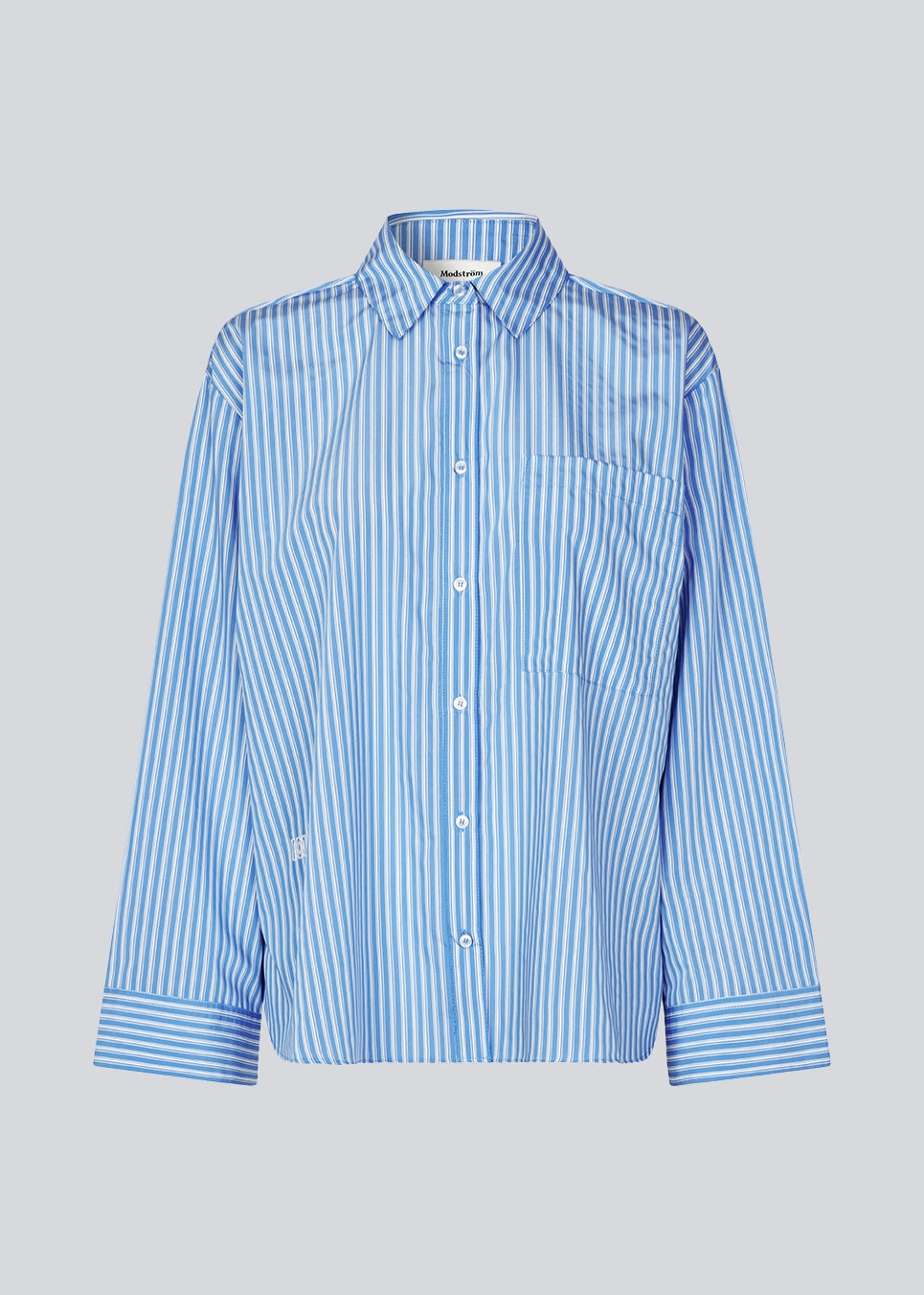 Oversize shirt with loose sleeves. KadirMD stripe shirt has a shirt collar and a cuff with button closure.