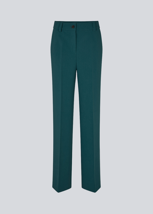 The dark green gale pants has a classic design. The pants has straight, wide legs with pressfolds, which creates an elegant look.