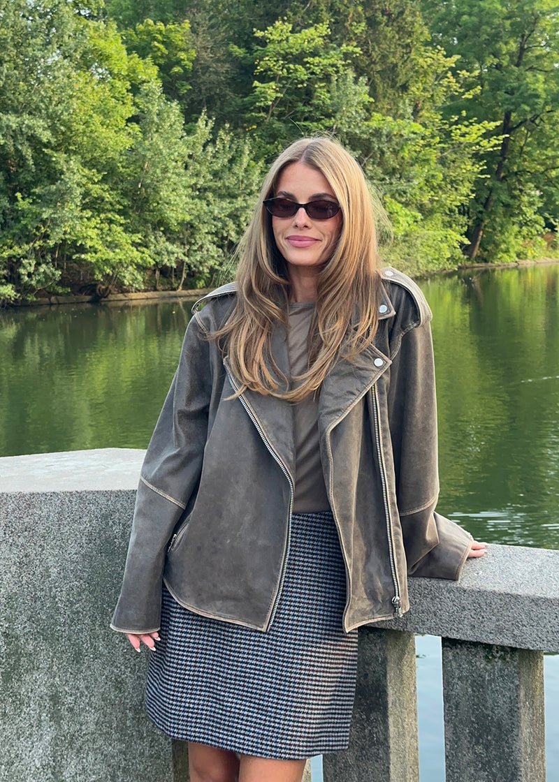 Short wool-blend skirt. Pektinmd skirt has a lining and an invisible side zipper. Josefine Vigt is 165 cm and wears a size small. The model is 175 cm and wears a size s/36.