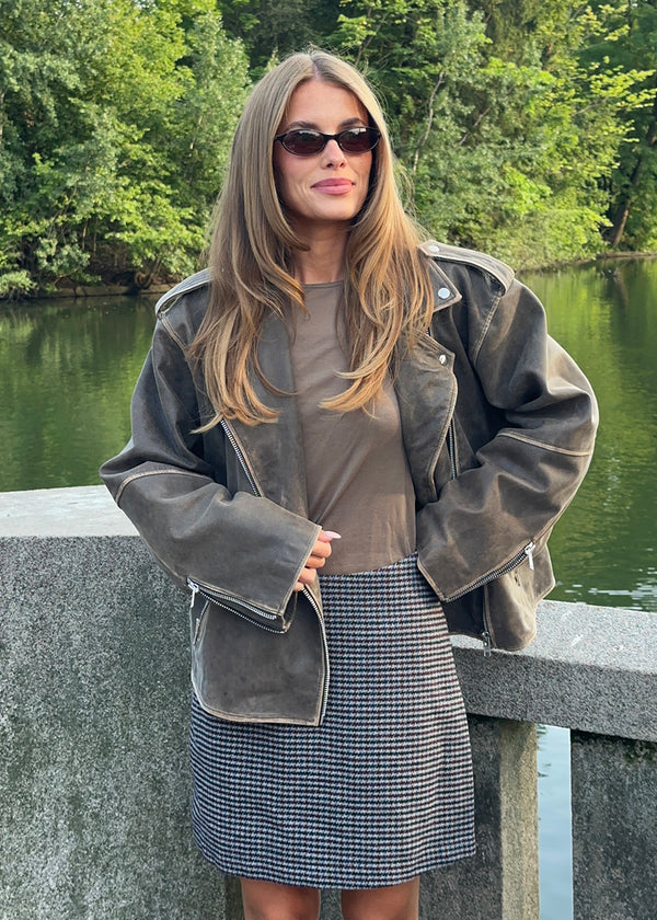 Short wool-blend skirt. Pektinmd skirt has a lining and an invisible side zipper. Josefine Vigt is 165 cm and wears a size small. The model is 175 cm and wears a size s/36.