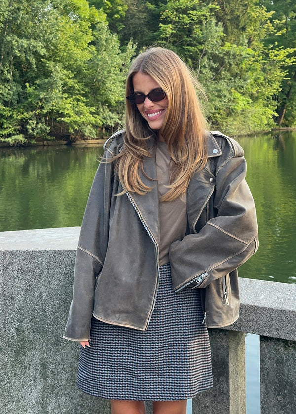Short wool-blend skirt. Pektinmd skirt has a lining and an invisible side zipper. Josefine Vigt is 165 cm and wears a size small. The model is 175 cm and wears a size s/36.