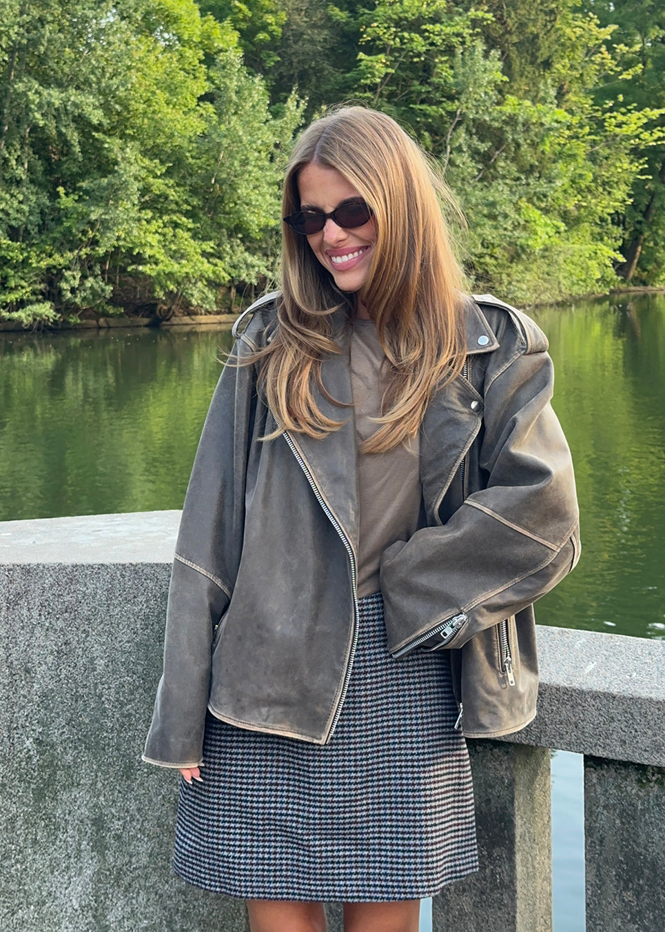 Short wool-blend skirt. Pektinmd skirt has a lining and an invisible side zipper. Josefine Vigt is 165 cm and wears a size small. The model is 175 cm and wears a size s/36.
