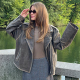 Short wool-blend skirt. Pektinmd skirt has a lining and an invisible side zipper. Josefine Vigt is 165 cm and wears a size small. The model is 175 cm and wears a size s/36.