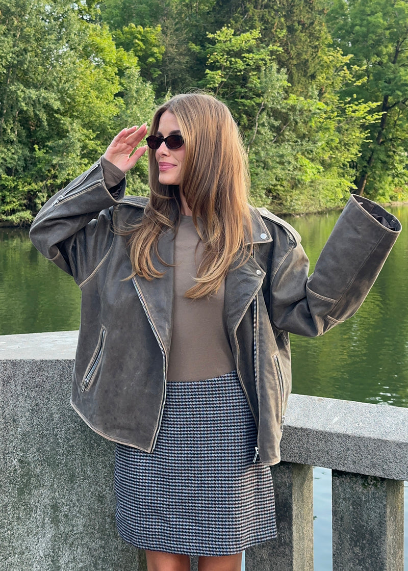 Short wool-blend skirt. Pektinmd skirt has a lining and an invisible side zipper. Josefine Vigt is 165 cm and wears a size small. The model is 175 cm and wears a size s/36.