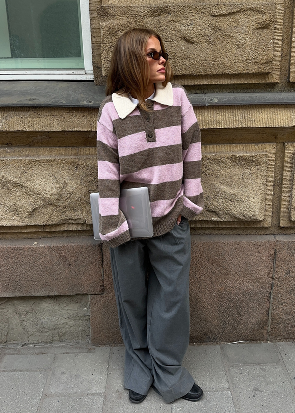 Soft knit polo with an oversized look. Pelhammd stripe polo has long wide sleeves and a shirt collar with a placket closure. Josefine Vogt is 165 cm tall and is wearing a size small.