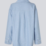 Blue classic striped pyjamas. The pyjamas is sold as a set of shirt and pants in the same size. Josefinemd pyjamas are made from 100% soft cotton and feature a classic fit with a collar, button closure, and drawstring trousers. Finished with delicate wave trim and comes with a matching pouch with logo. Josefine Vogt (165 cm) and the model (177 cm) are both wearing size Small.