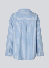Blue classic striped pyjamas. The pyjamas is sold as a set of shirt and pants in the same size. Josefinemd pyjamas are made from 100% soft cotton and feature a classic fit with a collar, button closure, and drawstring trousers. Finished with delicate wave trim and comes with a matching pouch with logo. Josefine Vogt (165 cm) and the model (177 cm) are both wearing size Small.