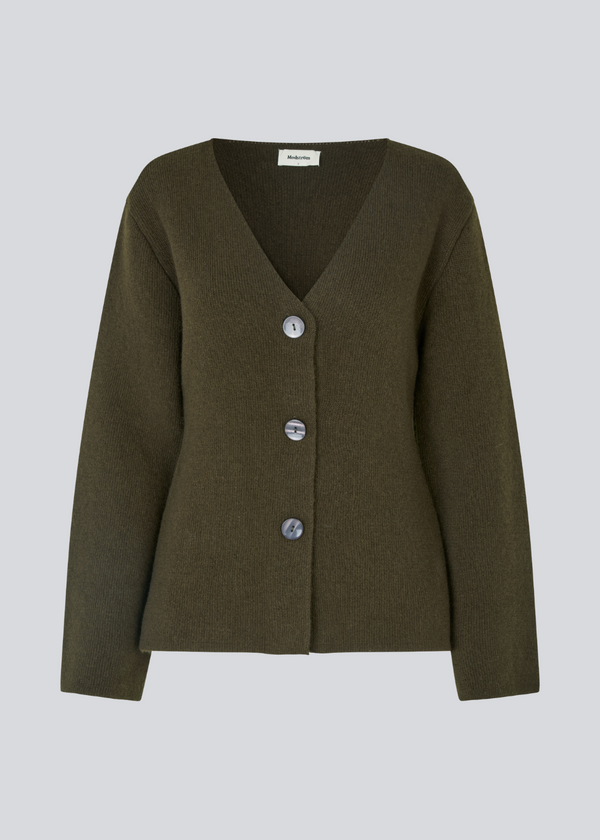 Brown flat knitted cardigan with a V-neck in 100% wool. KlaytonMD cardigan is fitted and has long wide sleeves.