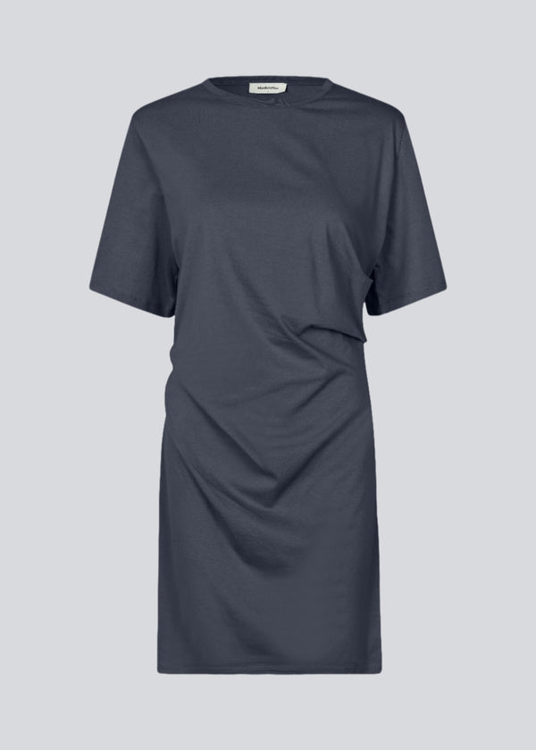Jersey dress with short sleeves in blue. BrazilMD dress has a relaxed fit and gathers in the sides.