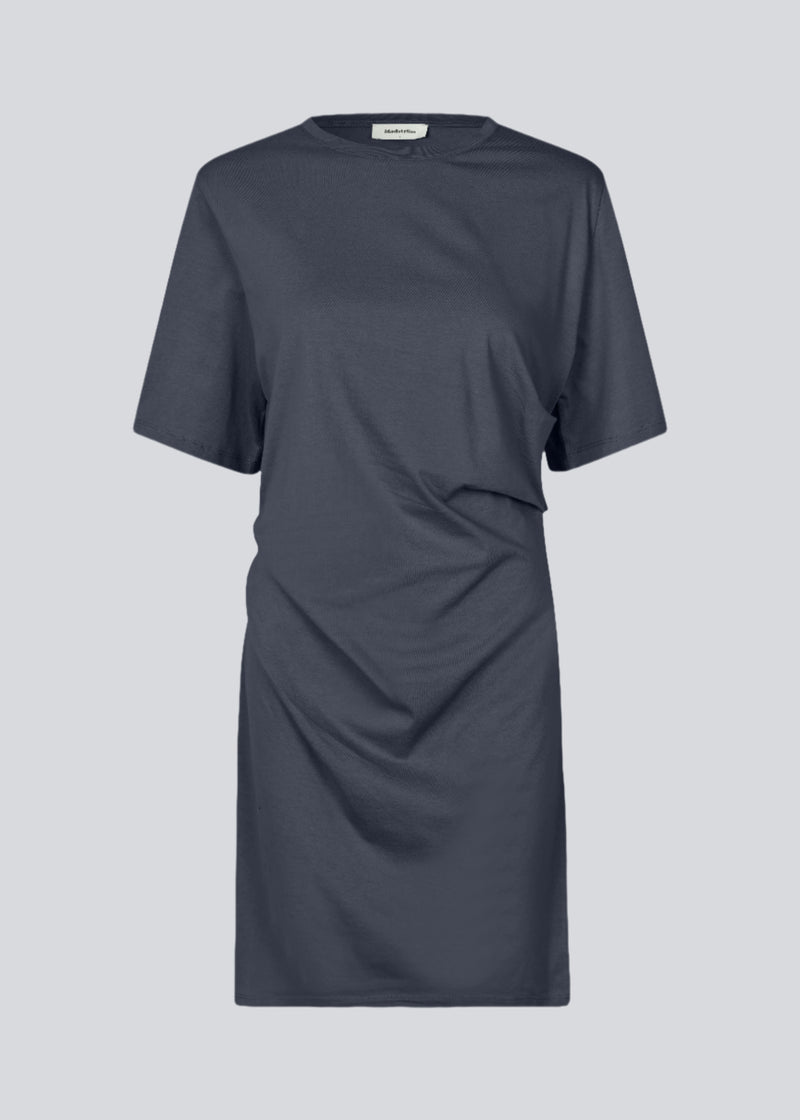 Jersey dress with short sleeves in blue. BrazilMD dress has a relaxed fit and gathers in the sides.