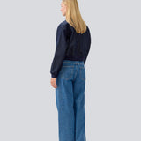 Short jacket in denim with elastic. MarenMD jacket has collar, a hidden zipper closure in front and a logo on the cheast.