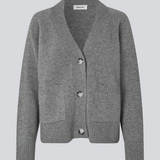 Grey knitted V-neck cardigan in 100% wool. Petunamd cardigan has long wide sleeves and two front pockets.