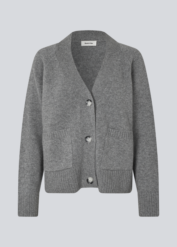 Grey knitted V-neck cardigan in 100% wool. Petunamd cardigan has long wide sleeves and two front pockets.