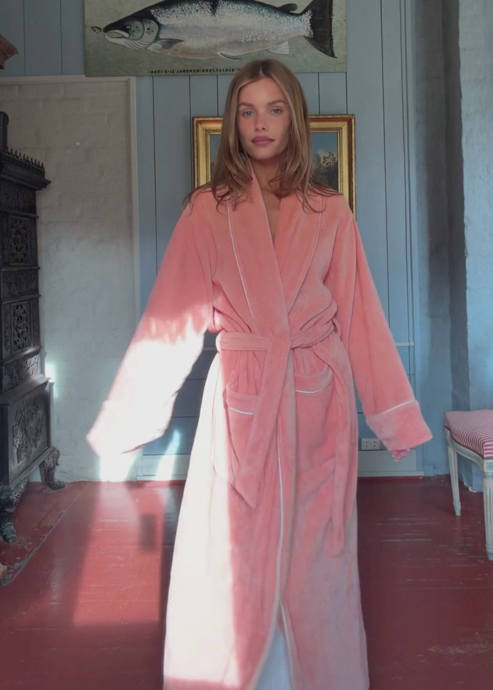 Peachy oversized bathrobe. Josefinemd bathrobe is made from 100% organic cotton. It features large pockets, a belt, and contrast trims for an elegant touch. Finished with a subtle logo on the back – ideal for cozy mornings. Josefine Vogt (165 cm) and the model (177 cm) are both wearing size Small.