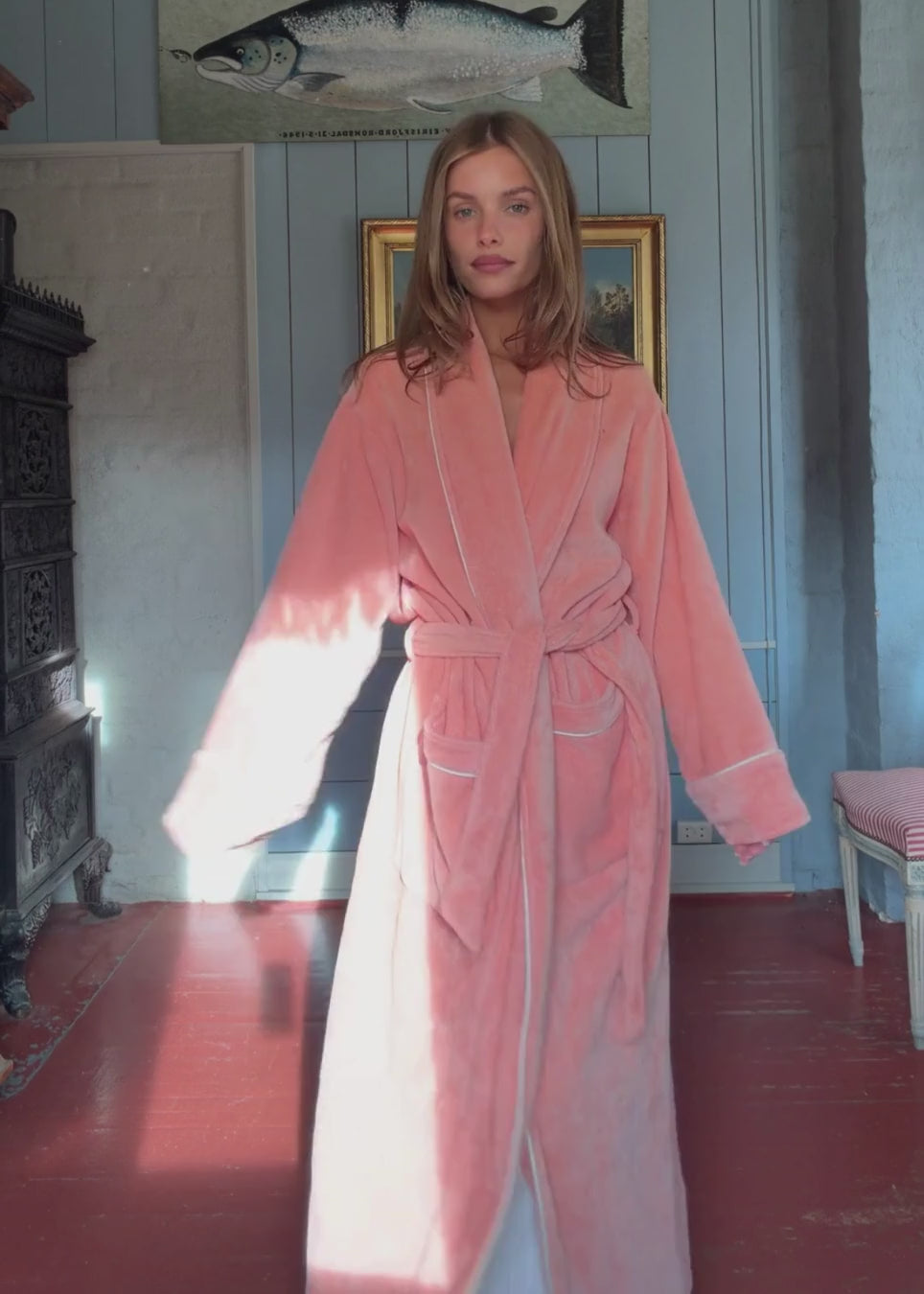 Peachy oversized bathrobe. Josefinemd bathrobe is made from 100% organic cotton. It features large pockets, a belt, and contrast trims for an elegant touch. Finished with a subtle logo on the back – ideal for cozy mornings. Josefine Vogt (165 cm) and the model (177 cm) are both wearing size Small.